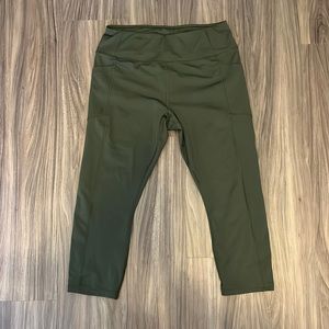 Avia size Large Green Capri Leggings